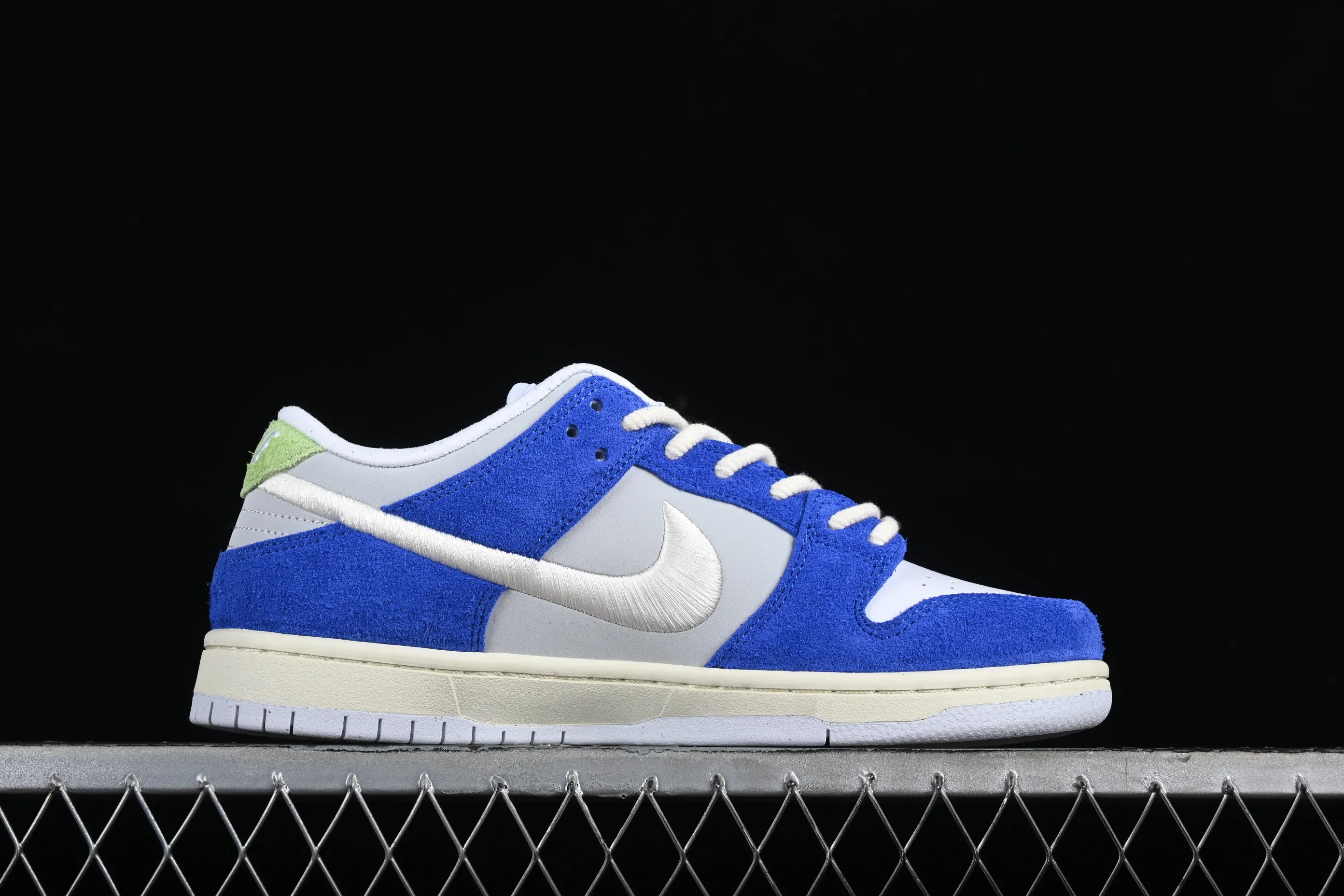 All categories Nk SB Dunk Series Nk SB Dunk Low low-top sneakers April Skateboards x Nk SB Dunk Low joint model Frozen Rose SB smashed backboard fashion casual sneakers FD2562-400